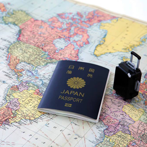 （画像）世界地図とパスポート