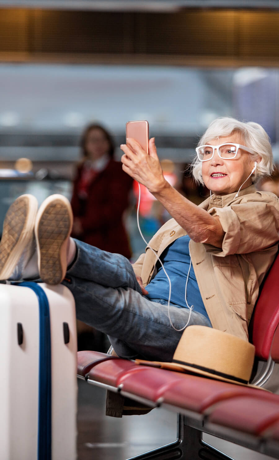 iPhone設定方法 「海外到着後のiPhoneへの設定方法」-説明画像6 白髪の女性が設定完了したiPhoneを嬉しそうに眺める