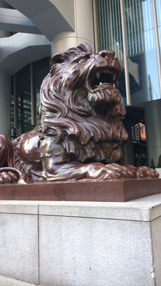 （画像）HSBC本店前のライオン像