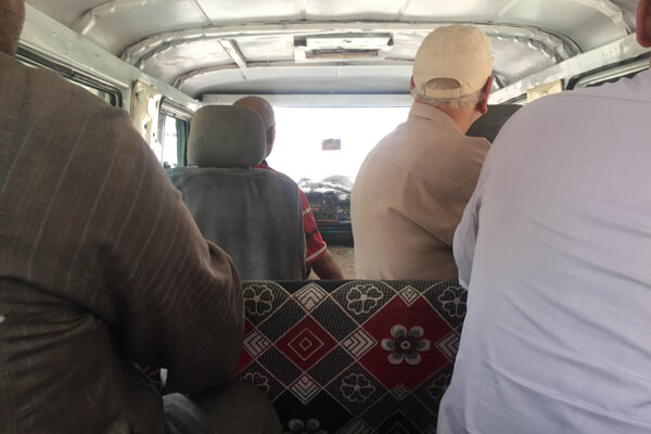 エジプト、乗り合いバンの車内2