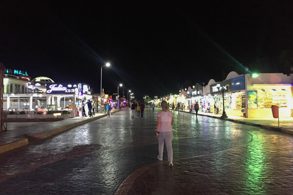 夜のシャルム・エル・シェイクと、道を歩く女性